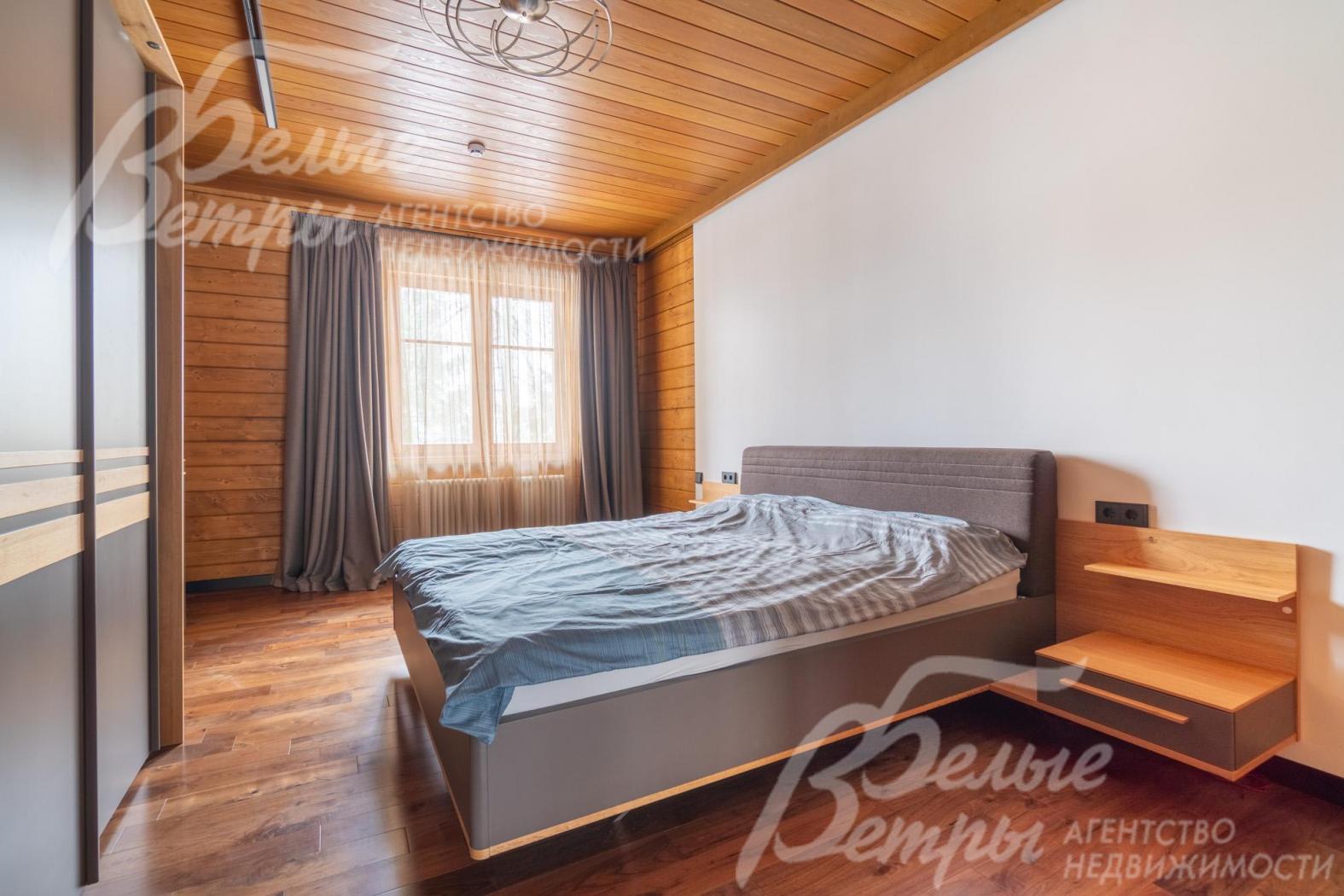 Одна их спален на втором этаже с большим встроенным шкафом. В спальнях - современное трековое освещение с возможностью добавления света в разных зонах