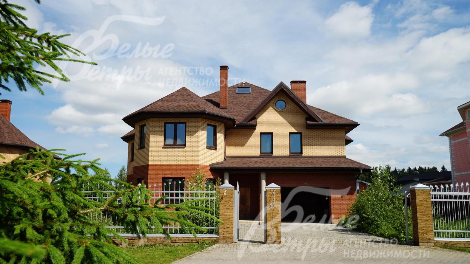 Дом симпатичной архитектуры с центральными коммуникациями