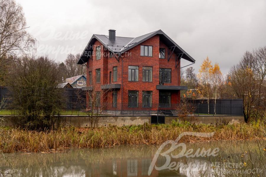 Участок - собственным выходом к водоёму, прибрежную зону можно облагородить
