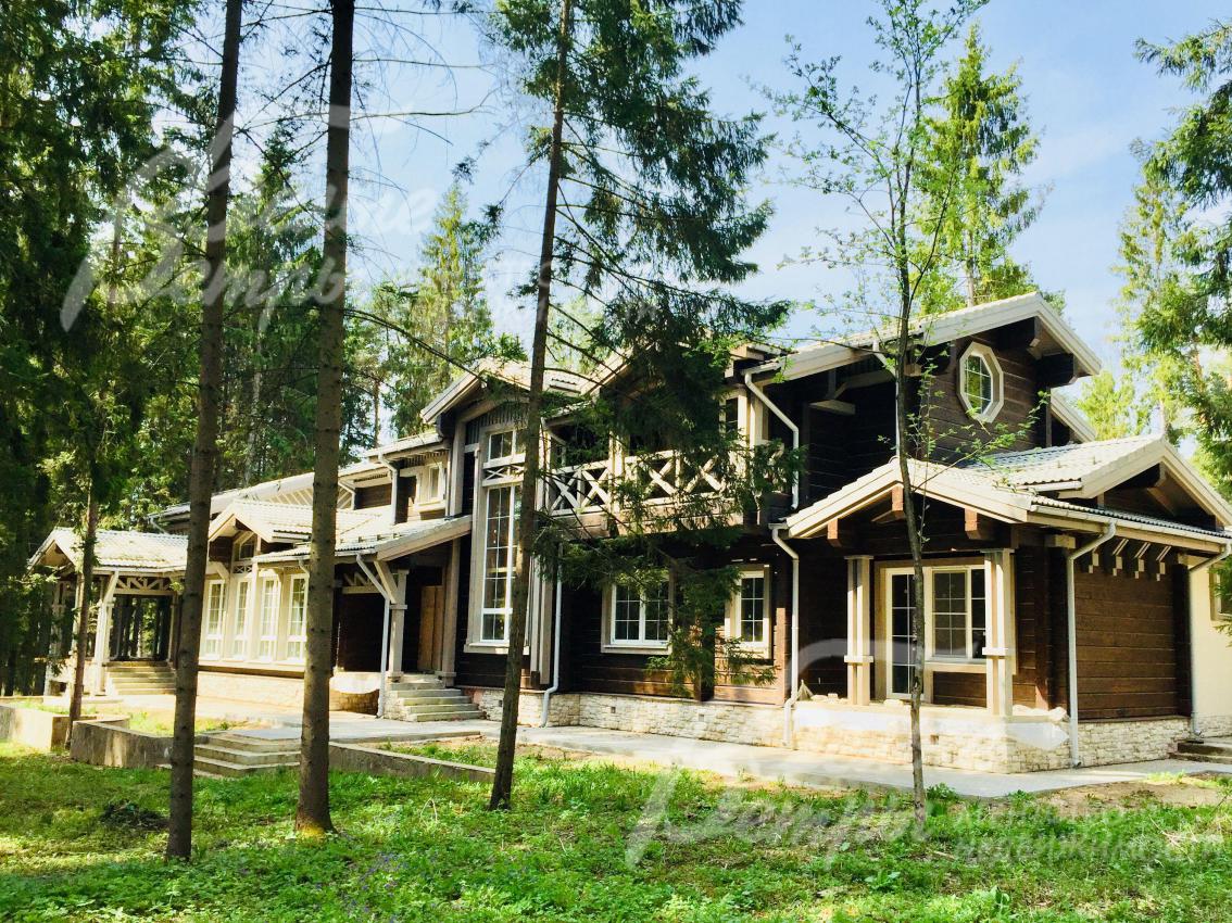 Дом площадью 498 кв.м в охраняемом коттеджном поселке Сосновый бор