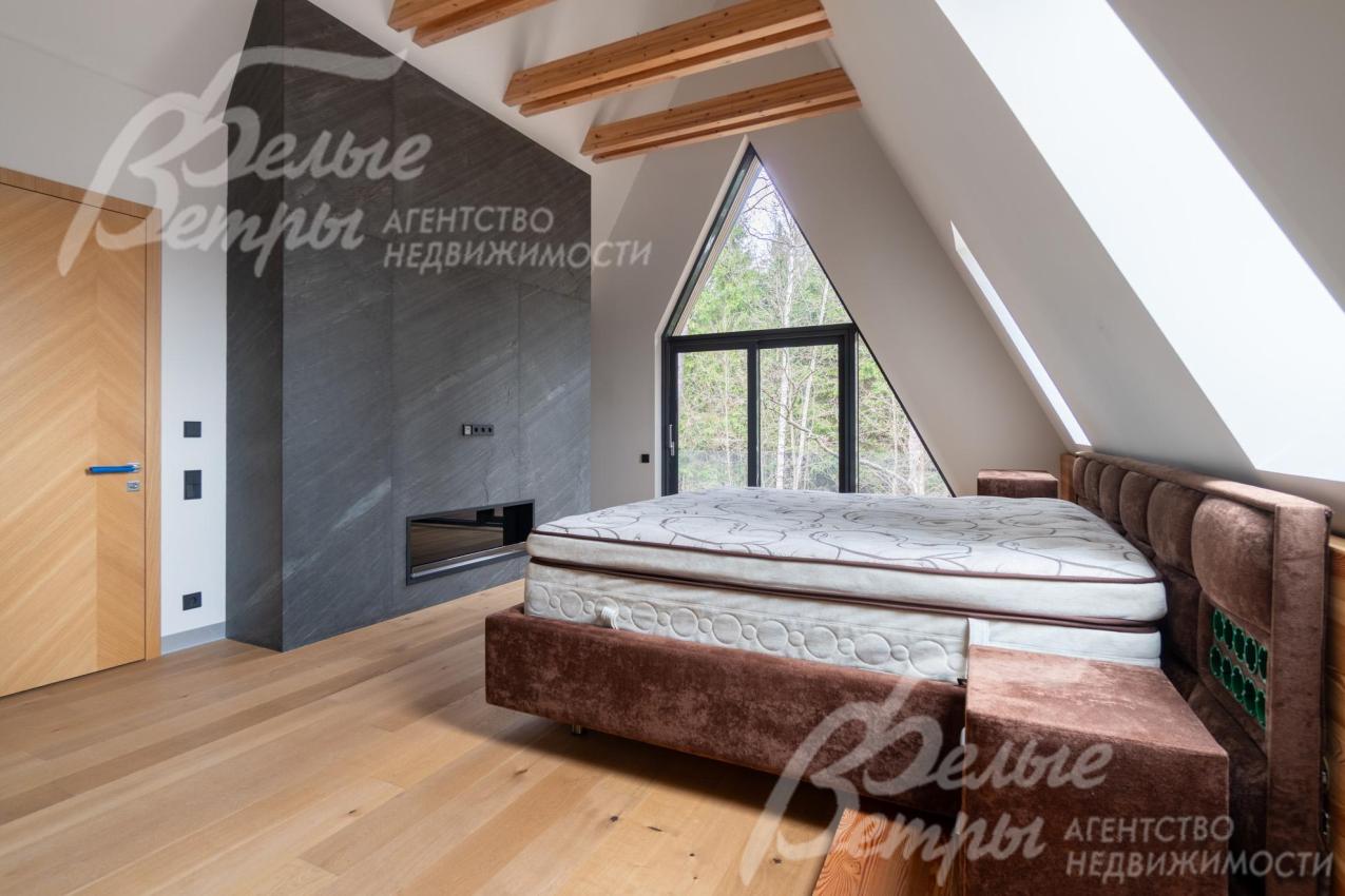 В спальне установлена кровать с тумбами и комод. В доме - межкомнатные двери высоток 2,3 м скрытого и полускрытого монтажа с отделкой под дерево (либо с гладкими панелями)