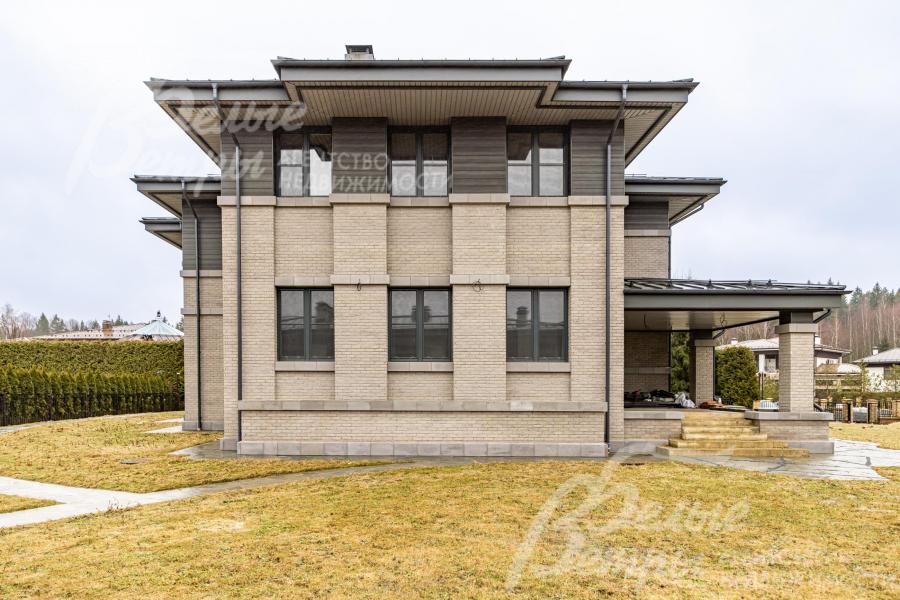 В доме 5 спален, кабинет, каминный зал, гараж на 2 авто.