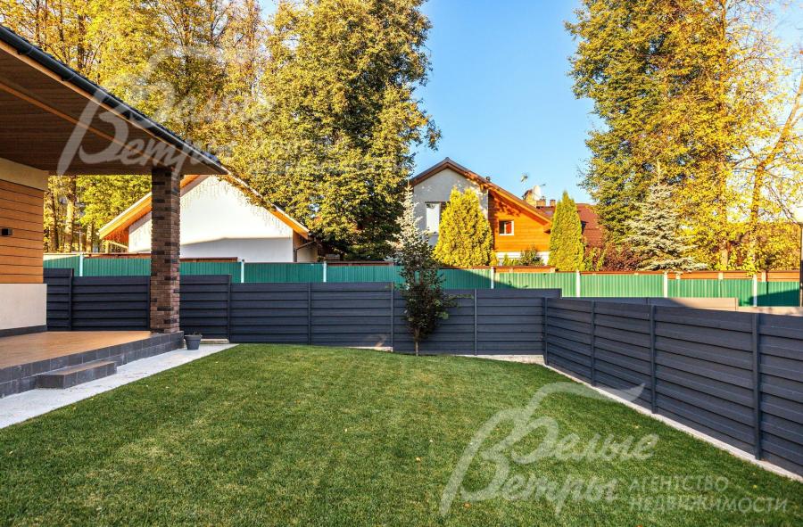 По периметру участка забор