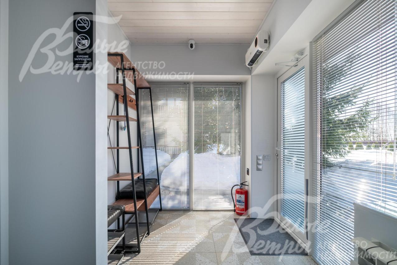 Вход в банный комплекс - через стеклянные панорамные двери: прихожая наполнена светом