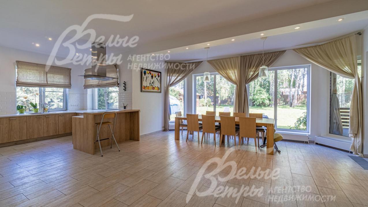 Кухня-столовая 75 кв.м с выходом на крытую террасу