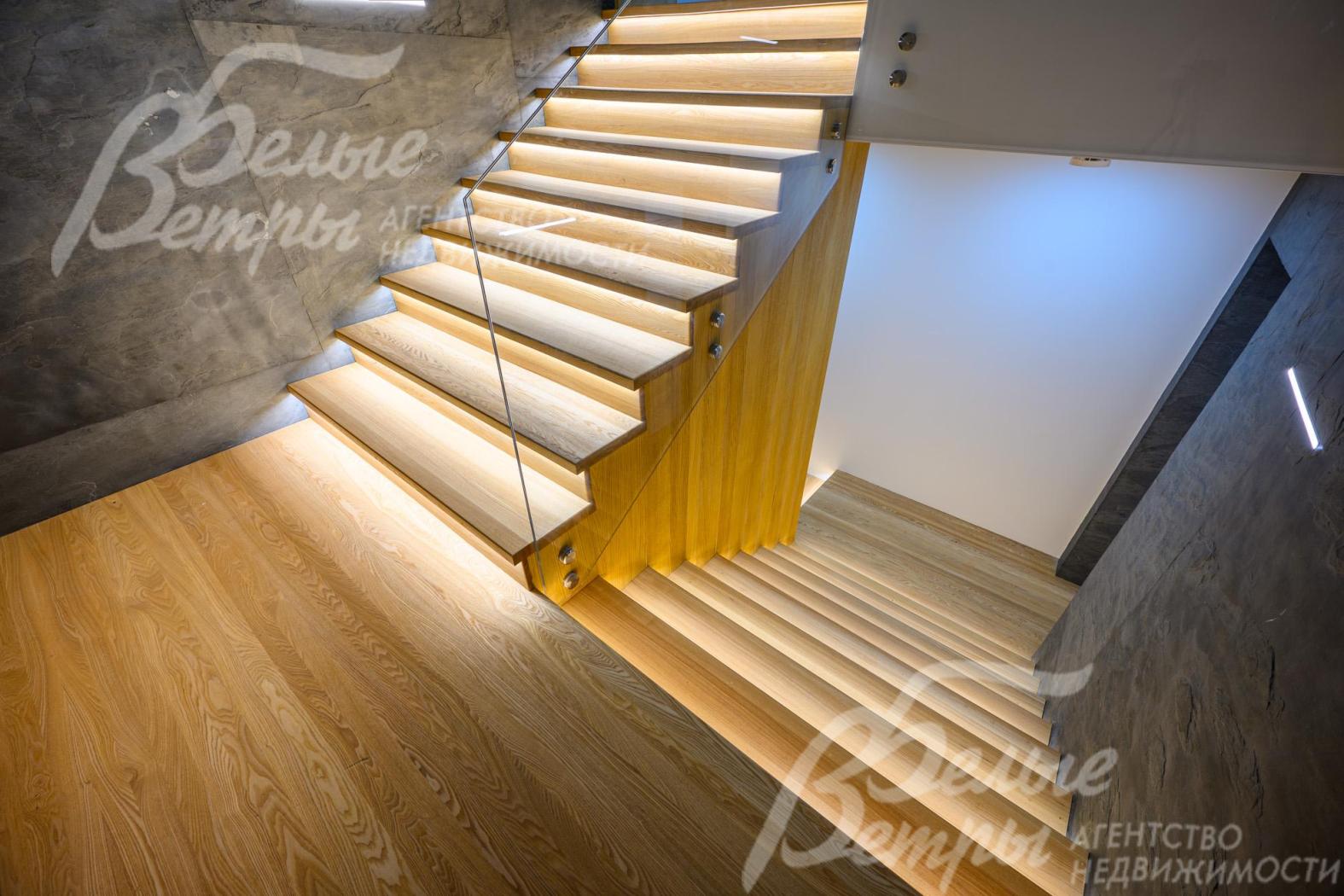 Лестница шириной 1.5 м, отделана дубом