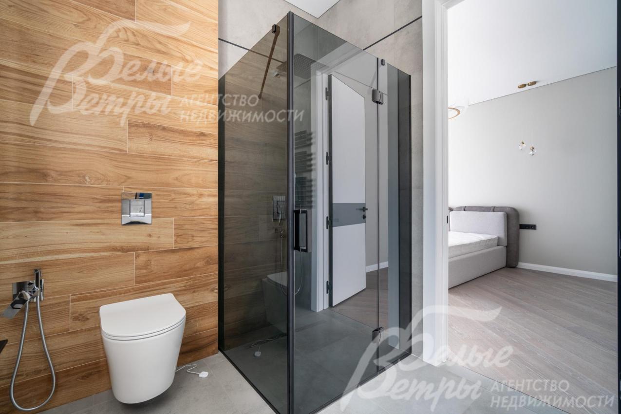 Стильный, просторный и функциональный санузел при одной из спален на втором этаже