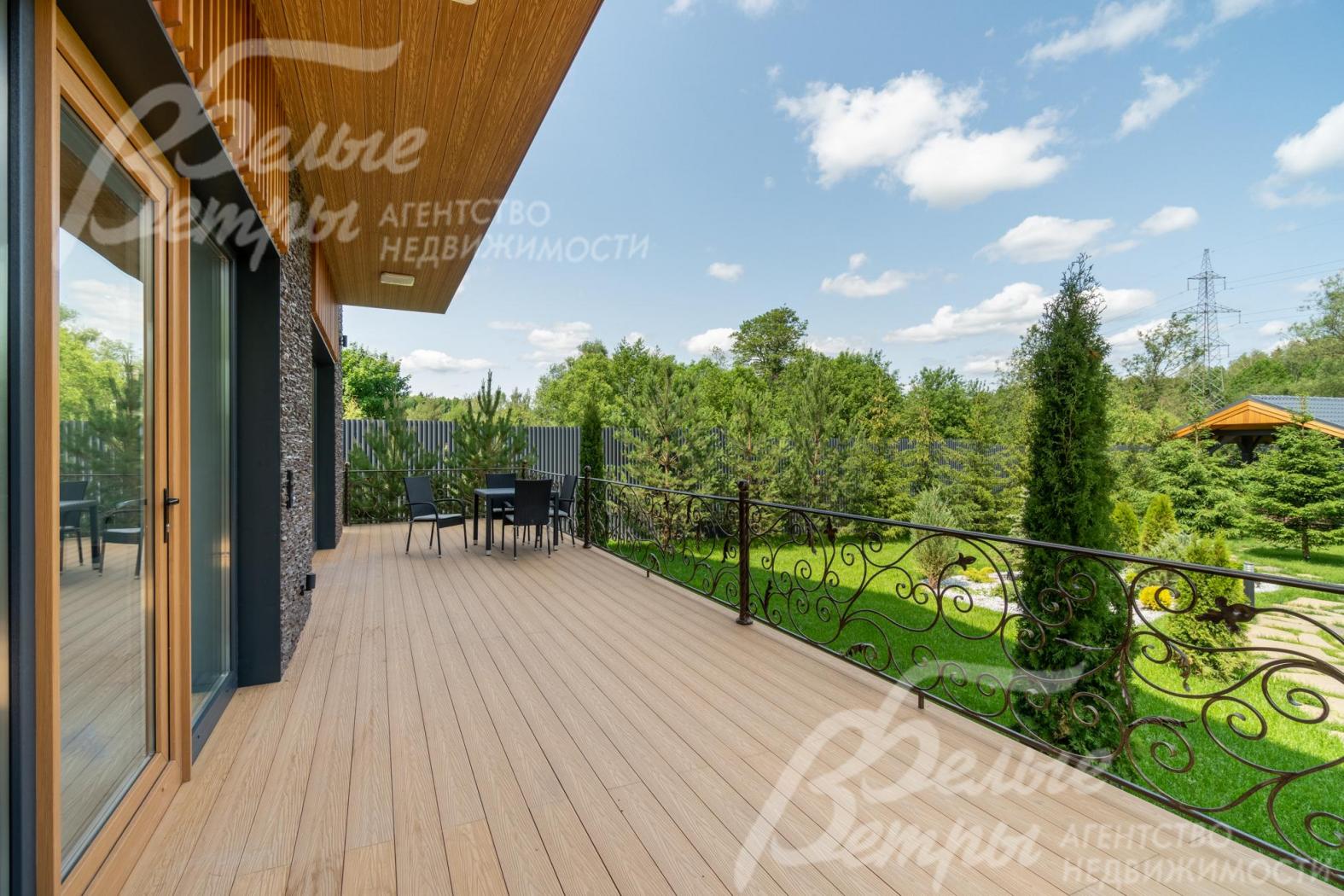 Выход на панорамную террасу с кованым ограждением