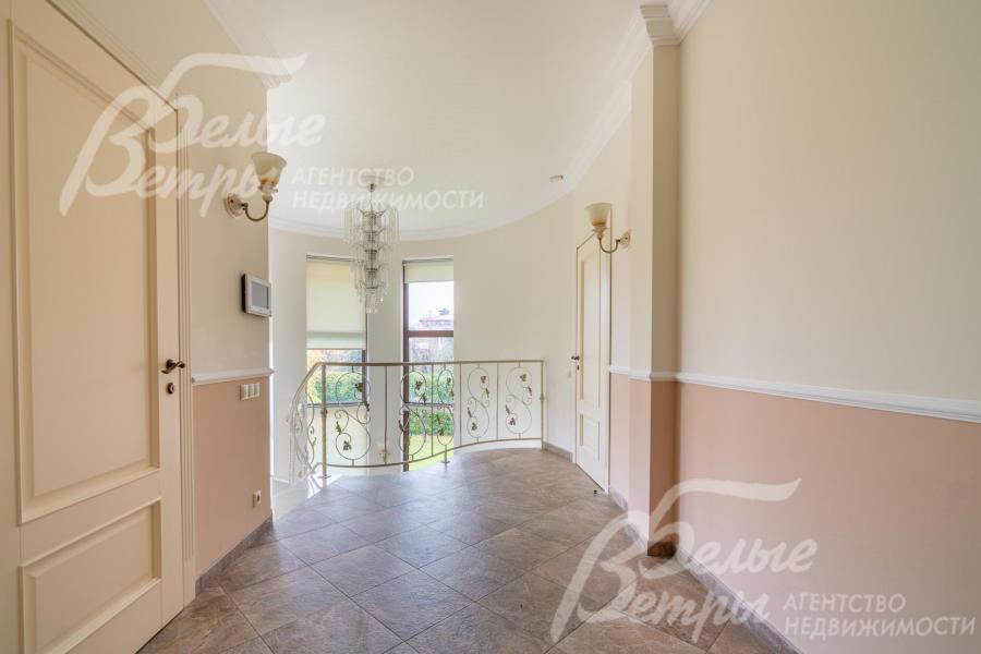 Холл второго этажа. Установлены итальянские двери высотой 2,1 м