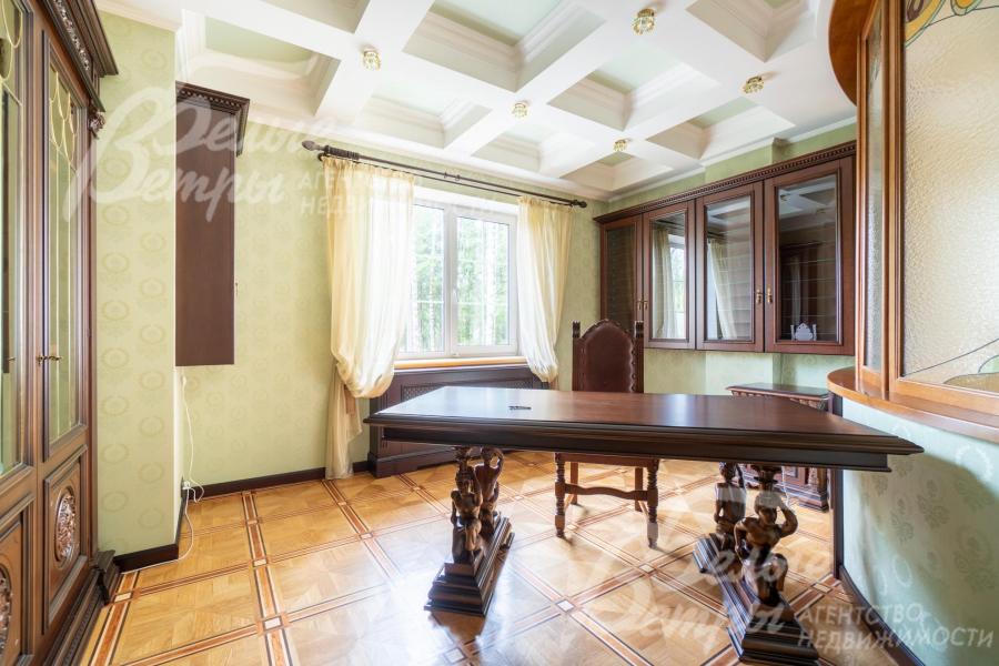 Кабинет на втором этаже с премиальной мебелью из массива дерева