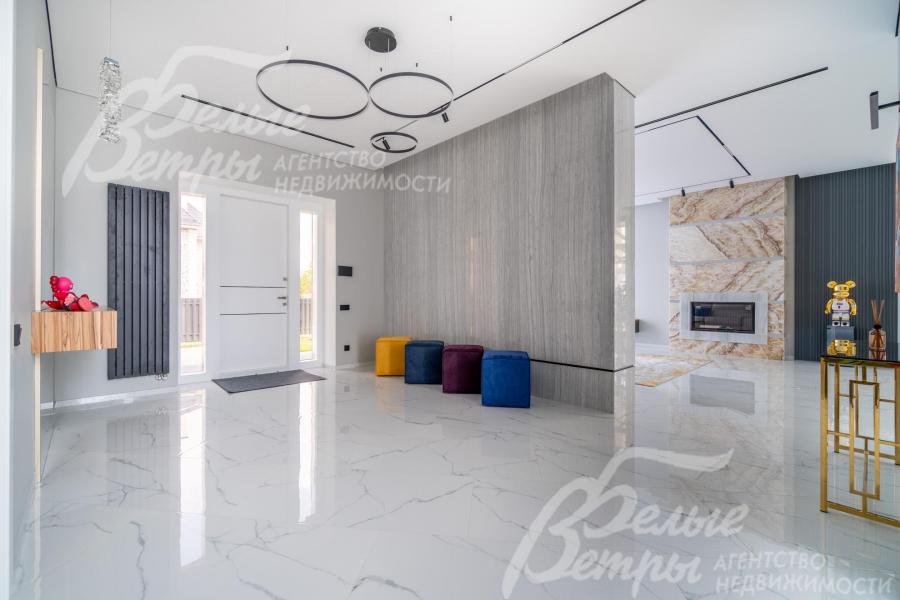 Во входной группе – широкая стальная дверь с терморазрывом, электрическим замком, четырёхкамерными стеклопакетами по бокам