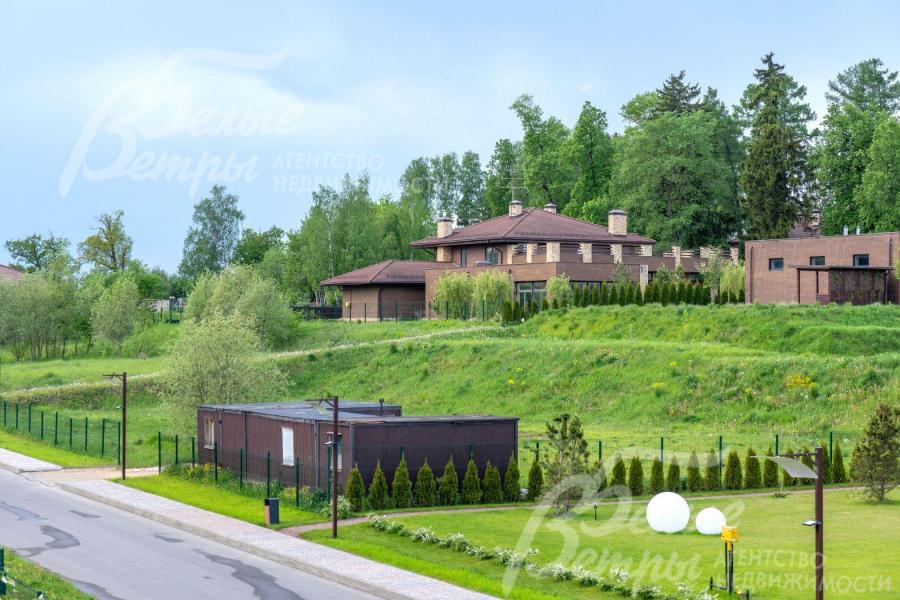 Солидное окружение в поселке