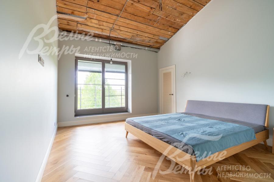 Спальня на втором этаже с большой кроватью