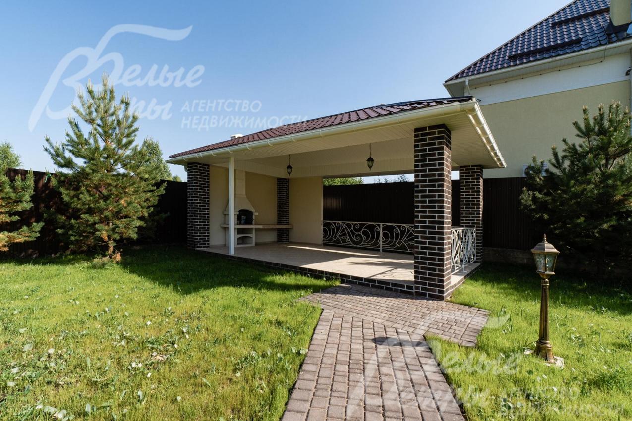 Крытая беседка-барбекю в стиле дома на бетонном фундаменте с э/э