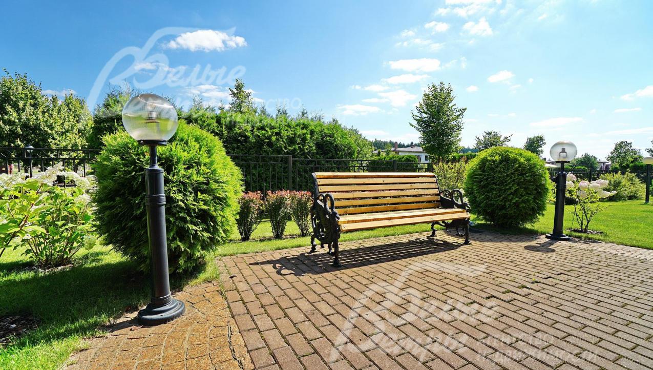 На участке установлены уличные фонари