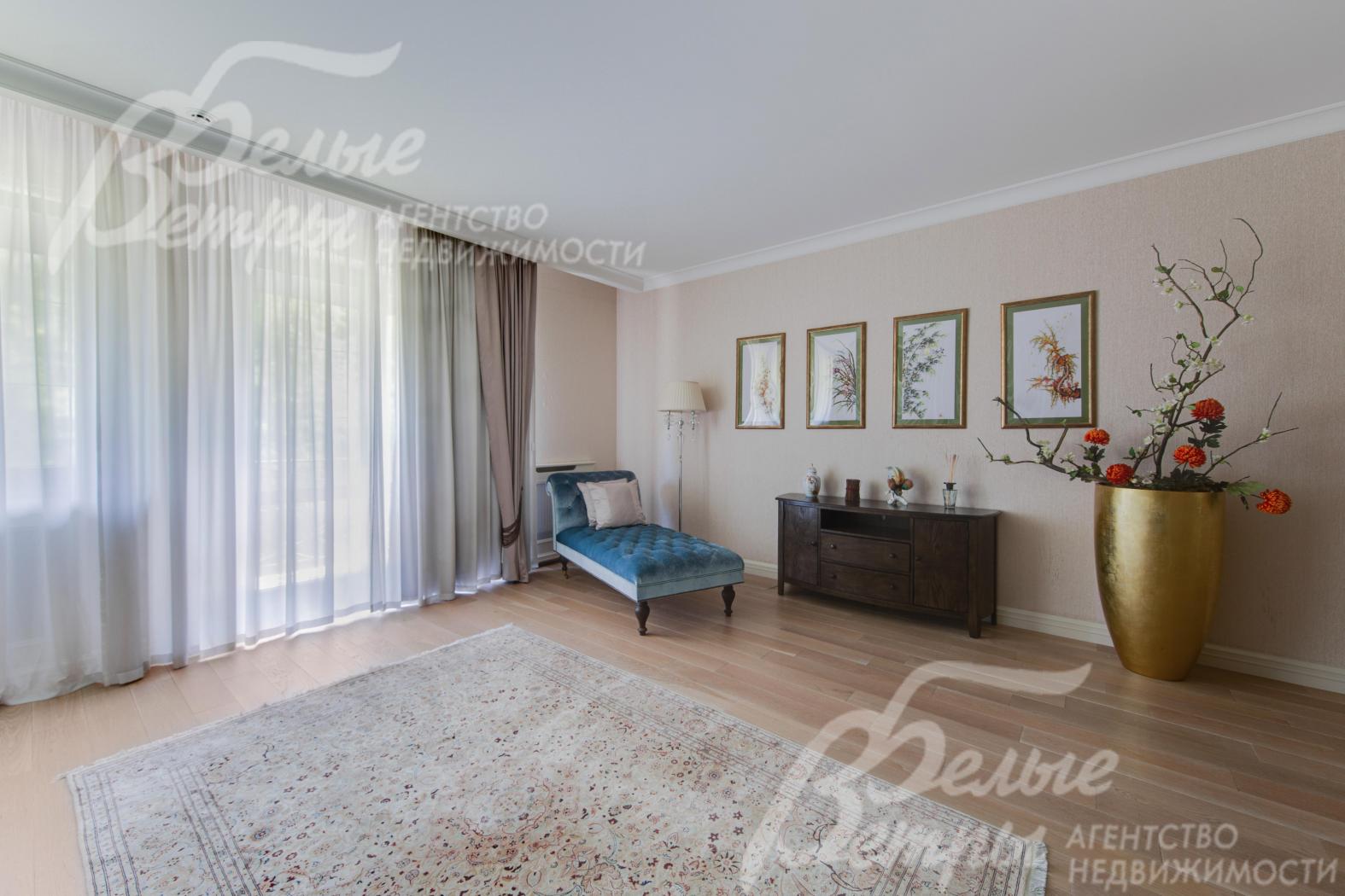 Мастер-спальня с выходом на балкон