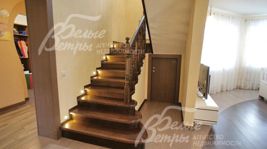 Лестница бетонная отделана массивом дуба