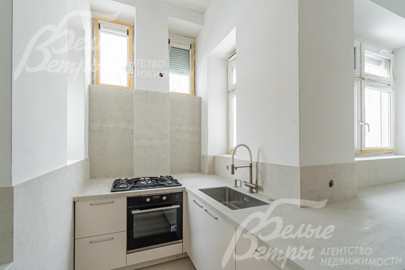 Рабочая зона в кухне полностью оборудована всем необходимым. 