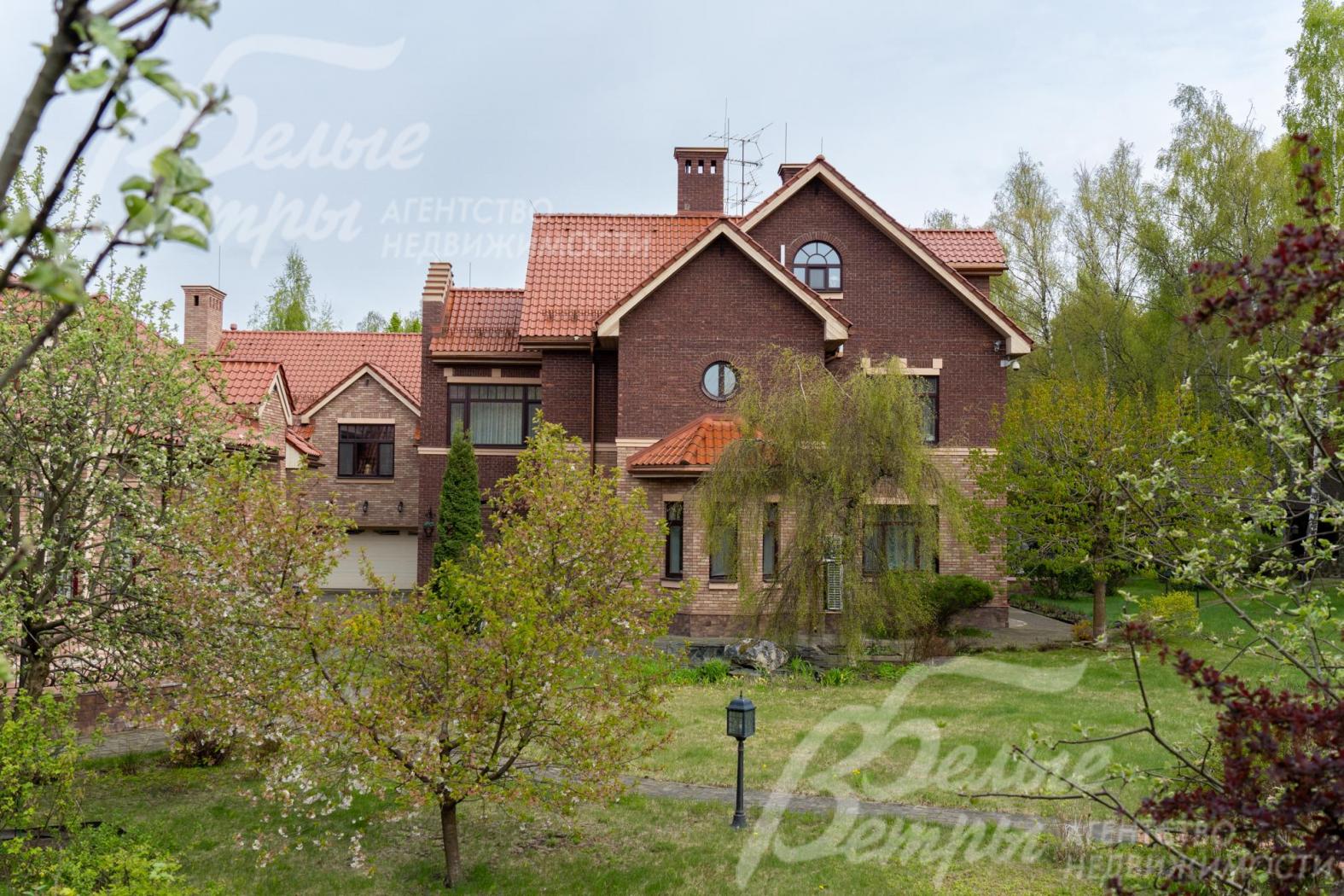 На участке - множество плодовых деревьев и кустарников, клумбы с цветами