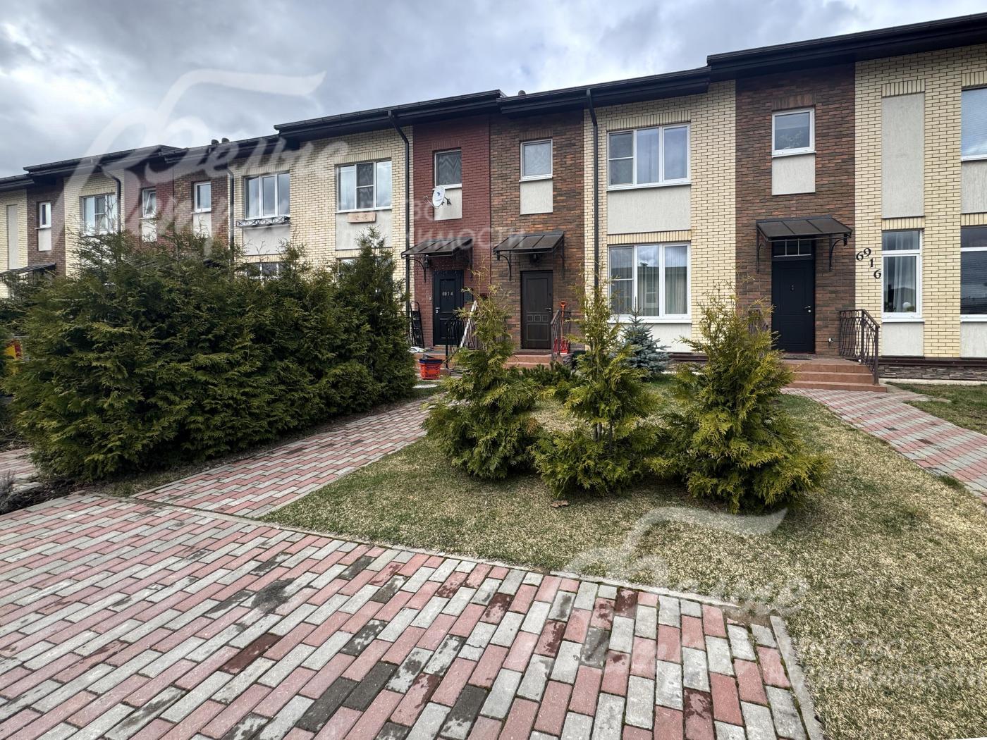 На участке высажены крупные хвойные деревья, в том числе туи и голубые ели