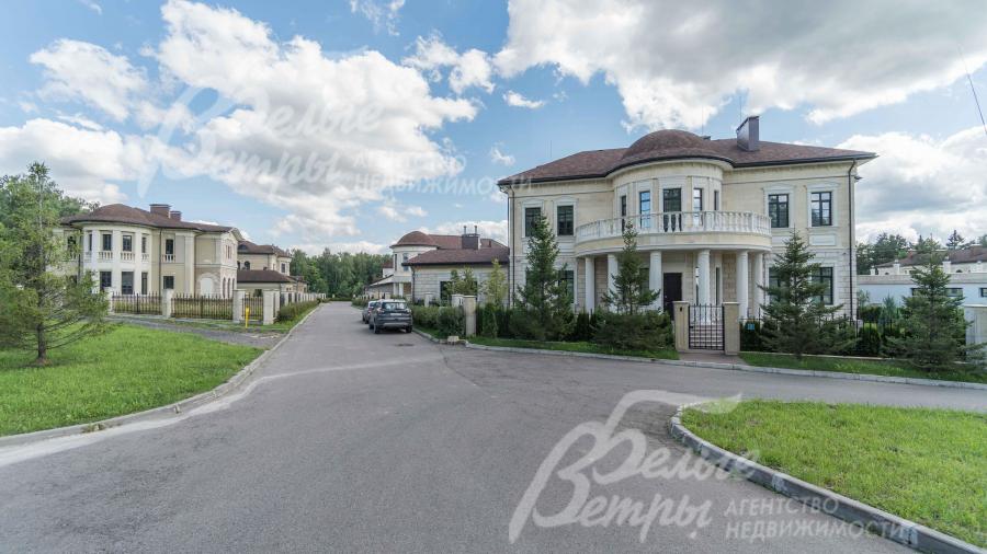 Широкие освещенные дороги в поселке Идиллия