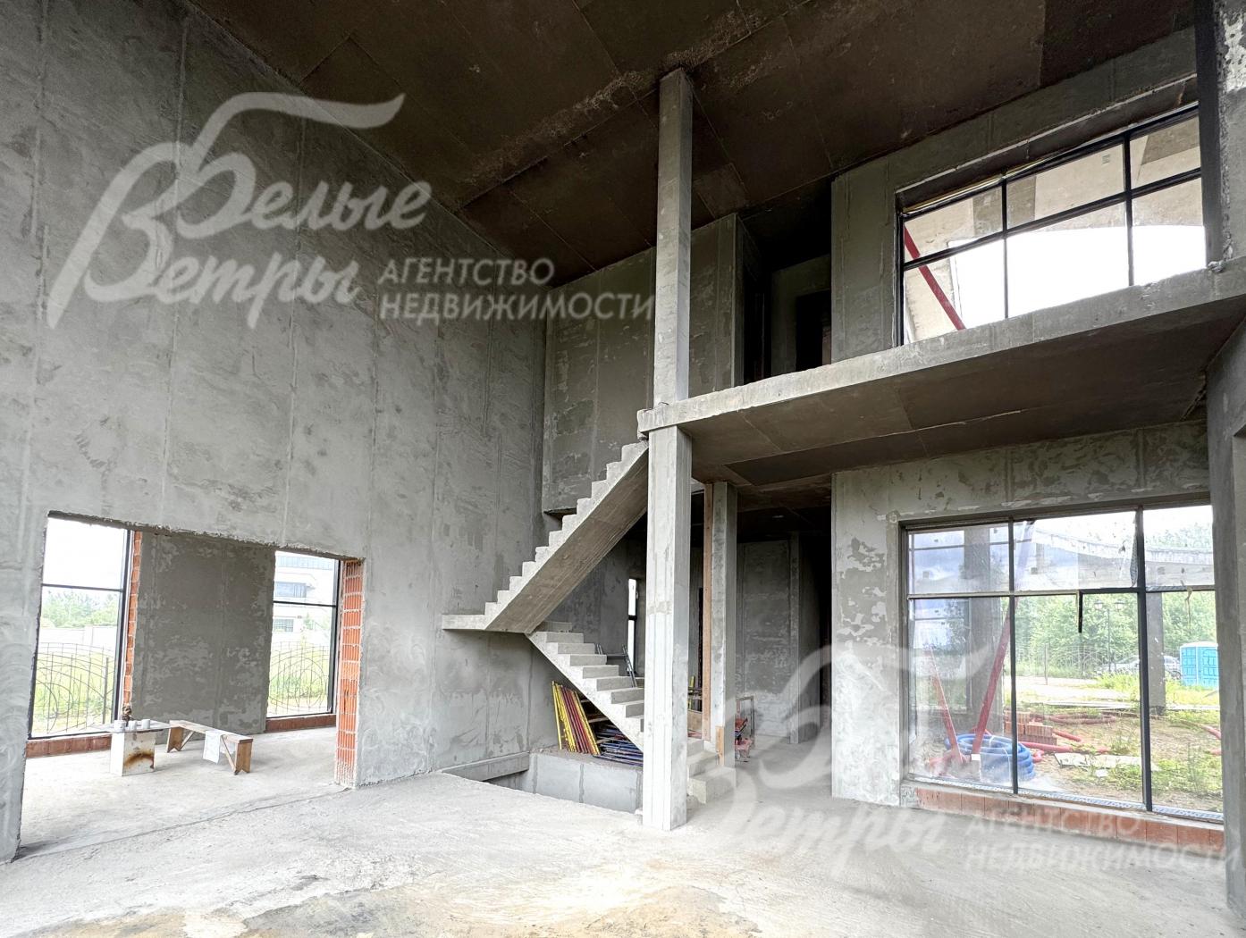 Будущая центральная гостиная дома с большой площадью остекления