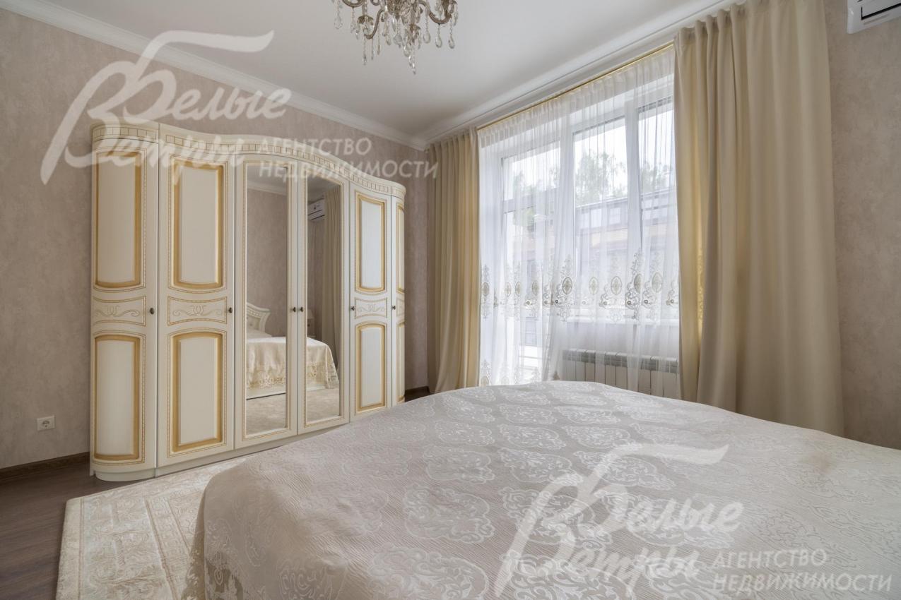 Спальный гарнитур из массива дерева.