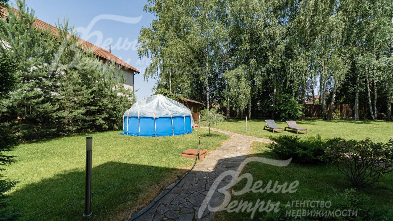 Вымощены дорожки, есть уличное освещение