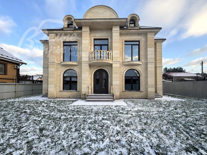 Уникальный для России фасад отличается сложной архитектурной проработкой и дорогостоящим декором