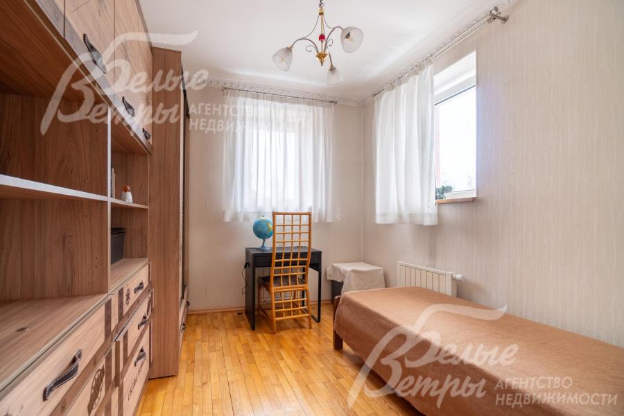 Уютная спальня на третьем этаже с односпальной кроватью, рабочим местом и вместительным шкафом