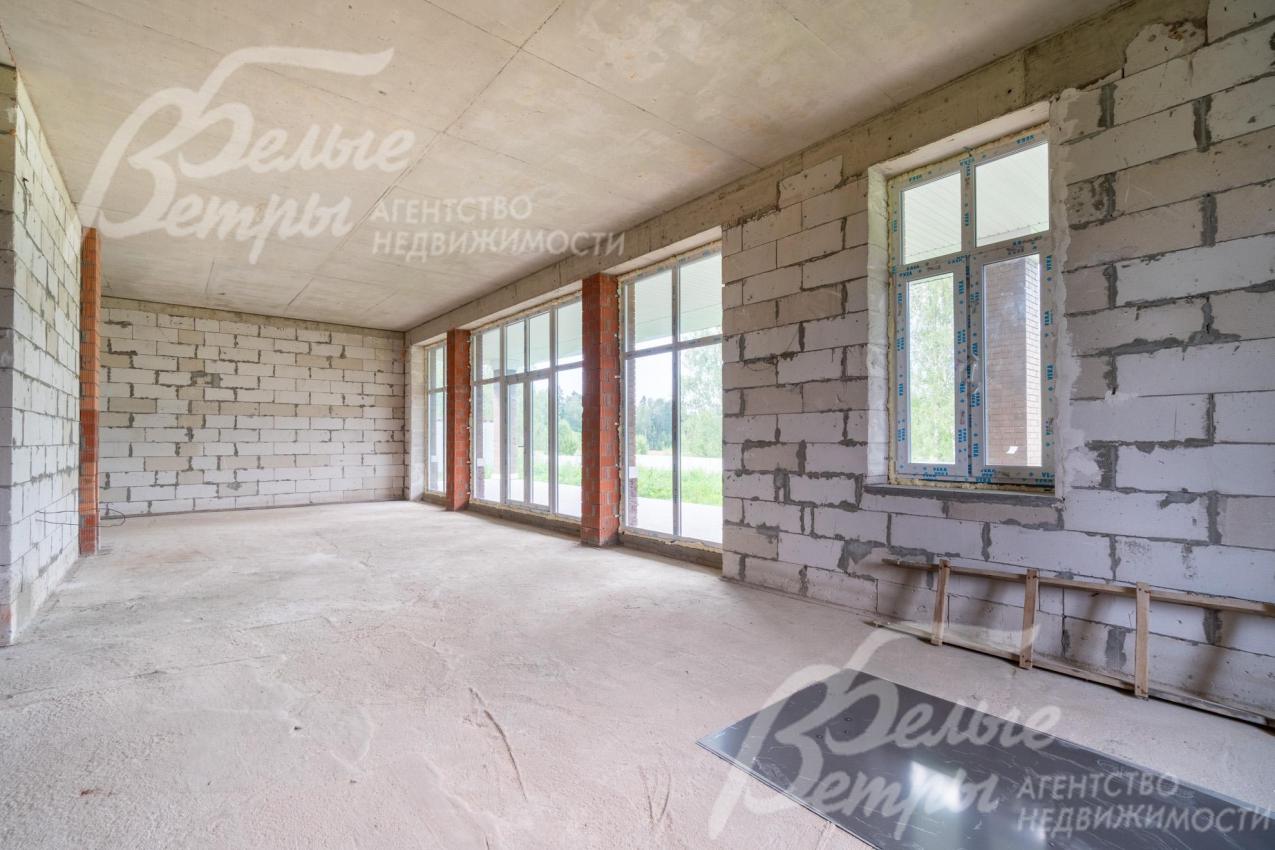 Зона будущей гостиной, столовой и кухни: установлены окна, в гостиной - панорамное остекление с выходом на террасу