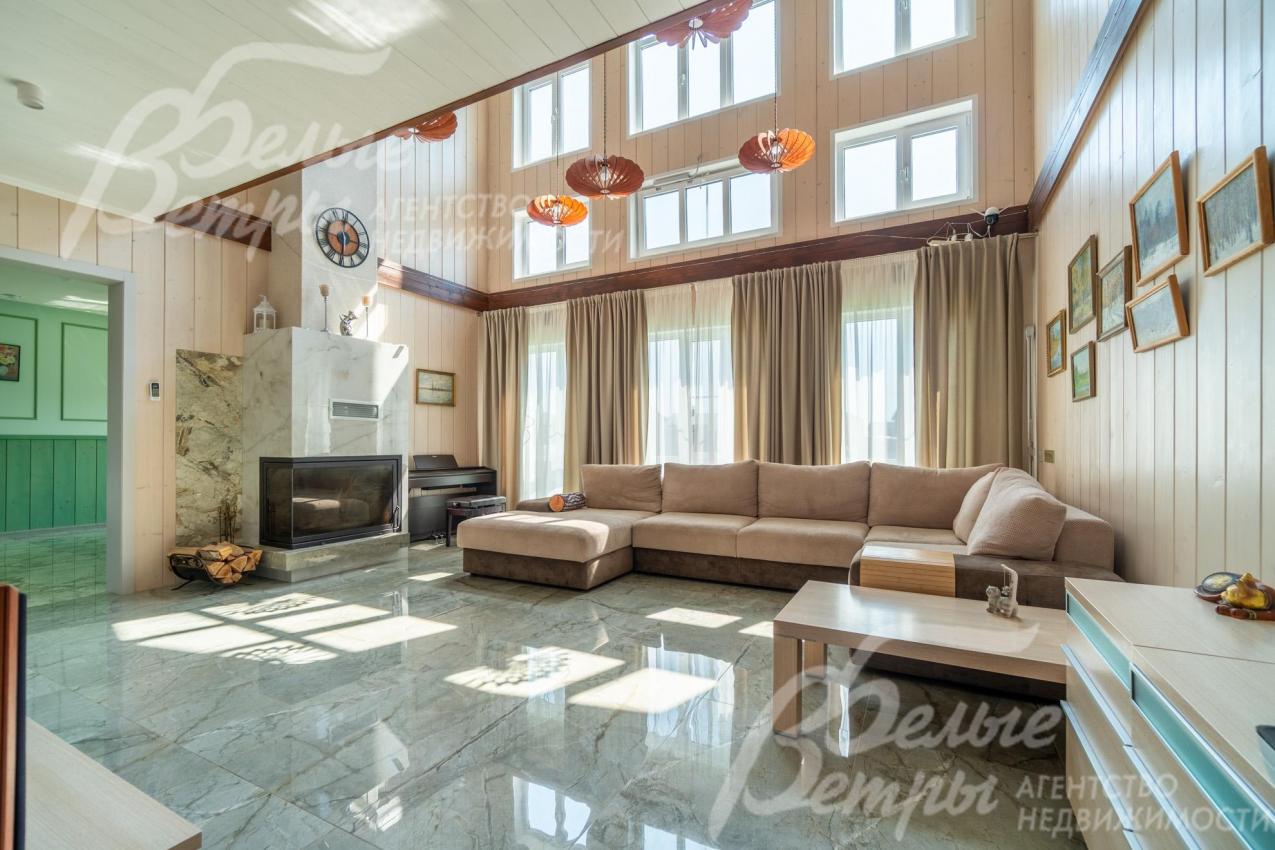 В доме - эффектная планировка: гостиная со вторым светом и панорамным остеклением