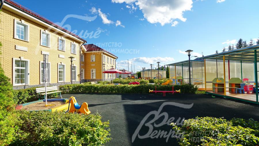 На территории поселка Империал действующие детский сад и школа