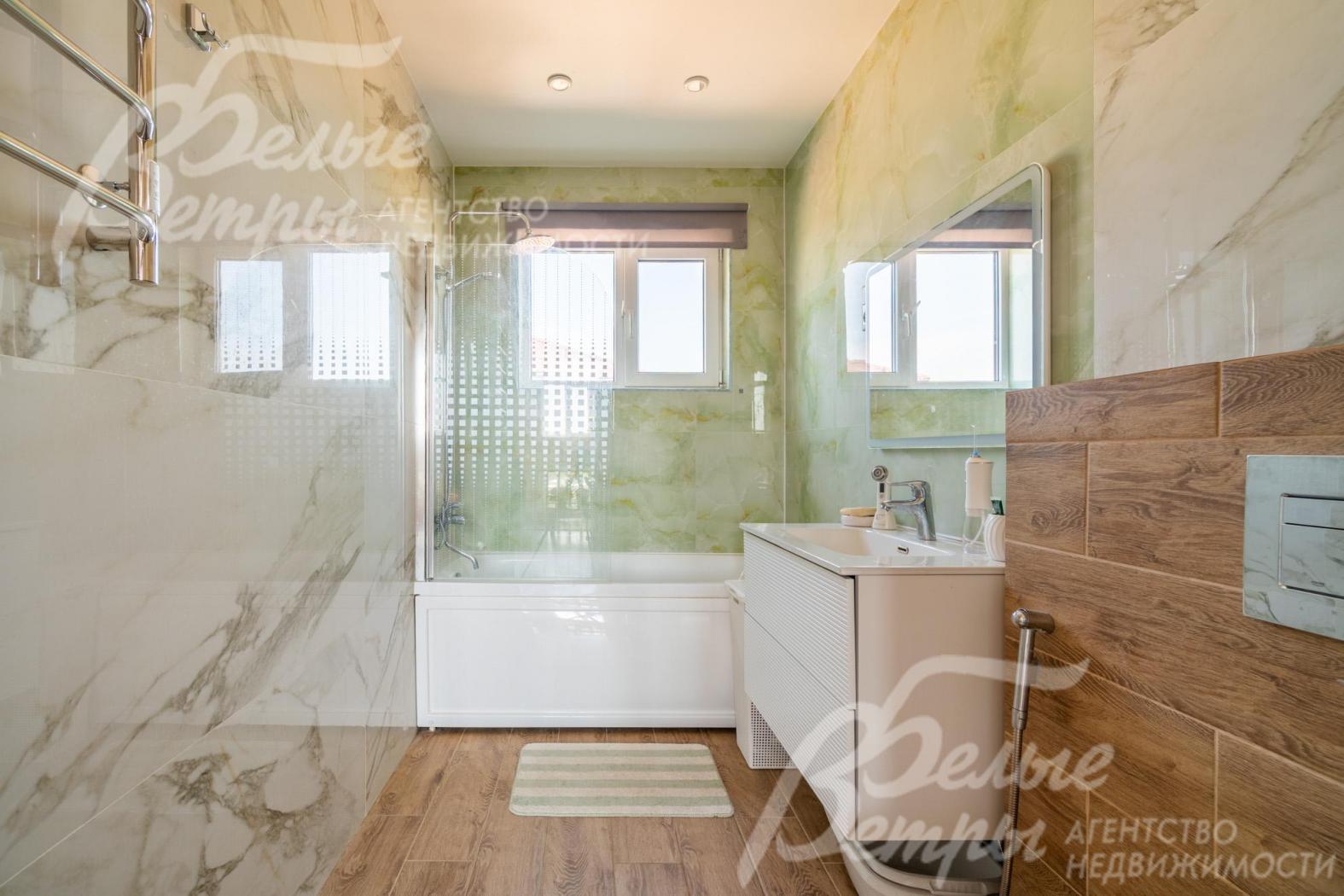 Санузел второго этажа с компактной ванной