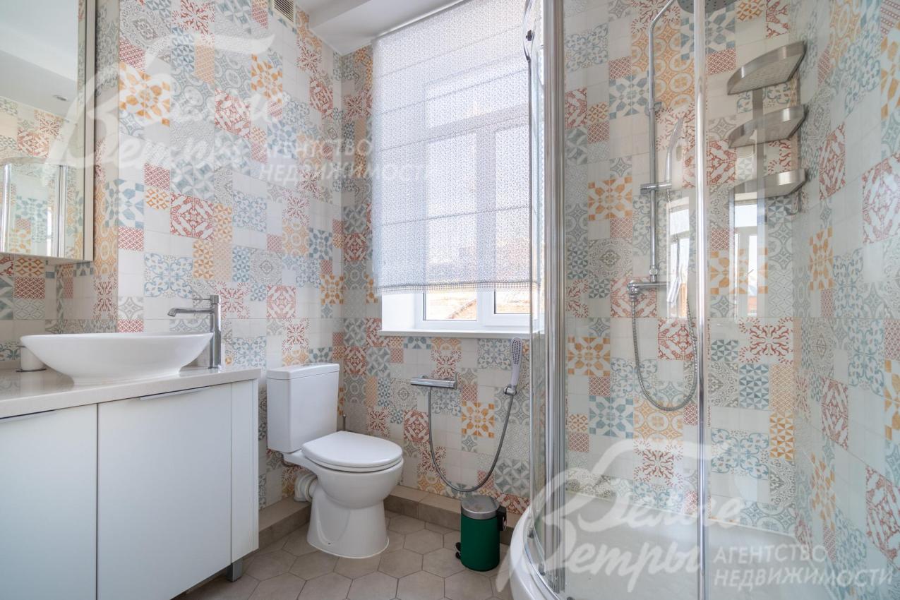 Санузел на втором этаже с душевой. В санузлах — сантехника европейских брендов