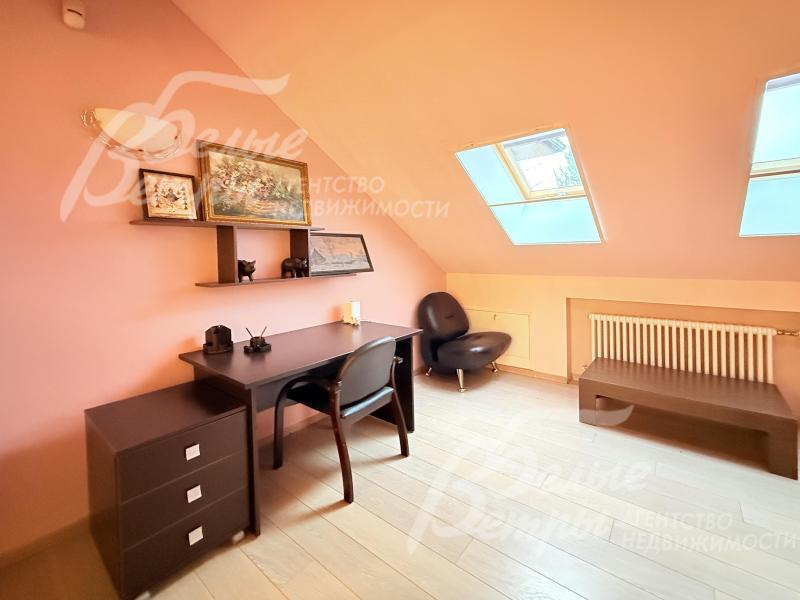 Одна из спален оборудована под рабочее место. Потолки наклонной формы создают уютную атмосферу мансарды