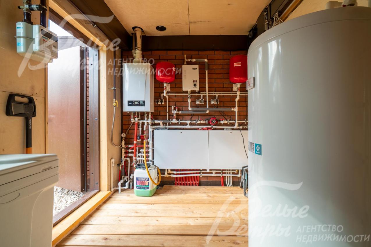 В доме полностью оборудована котельная, она находится в гараже с выходом в гараж и на участок 