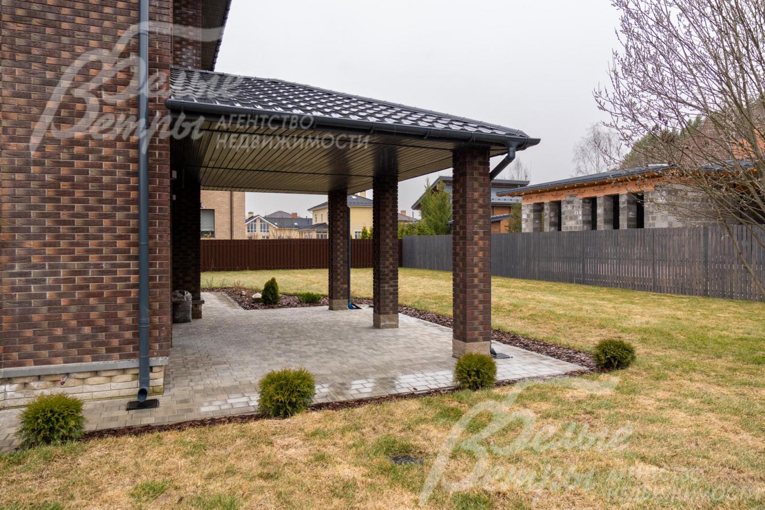 Выход на участок через крытую террасу