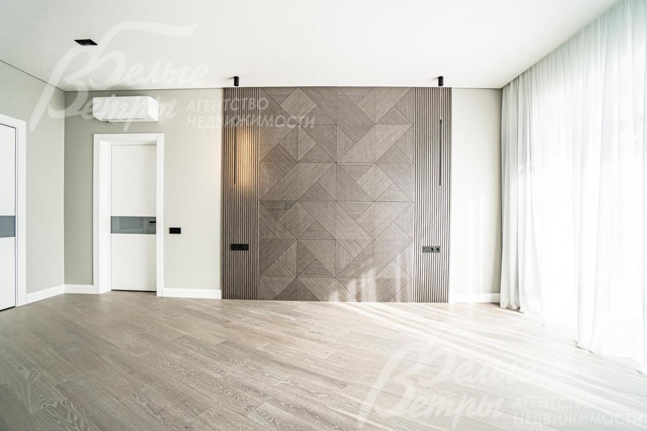 В мастер-спальне на стене декоративное панно из дерева, в гостиной панно из гипса