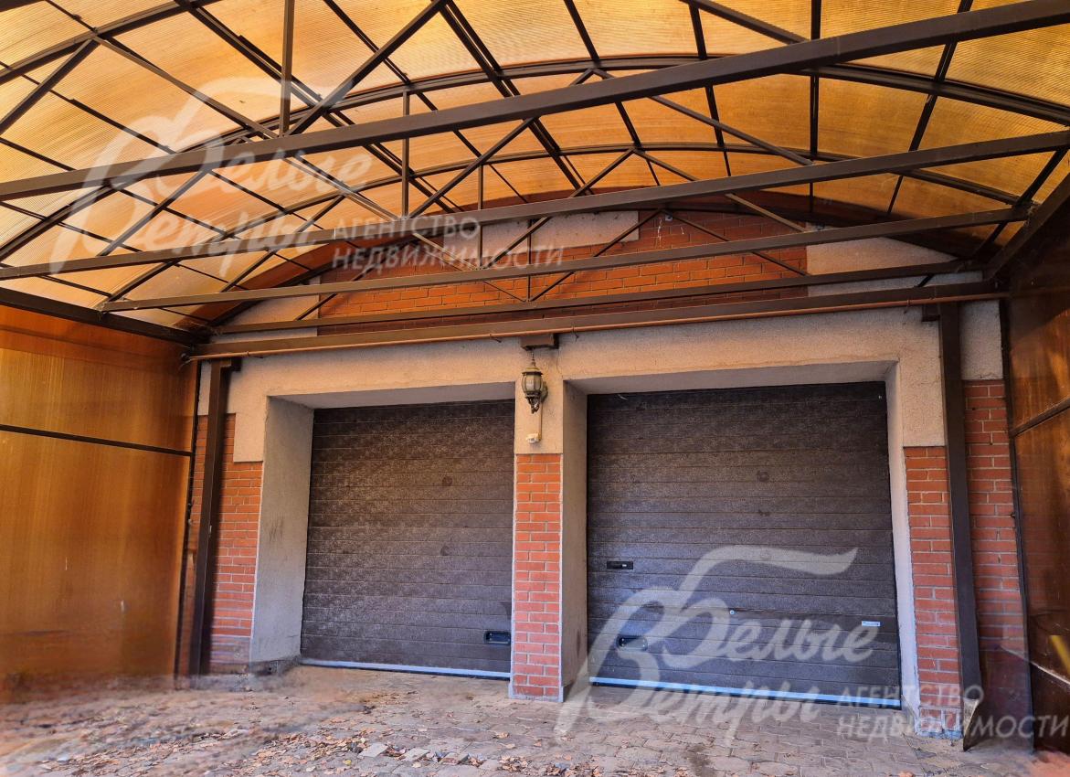 Перед гаражом навес для стоянки еще 2-х авто.