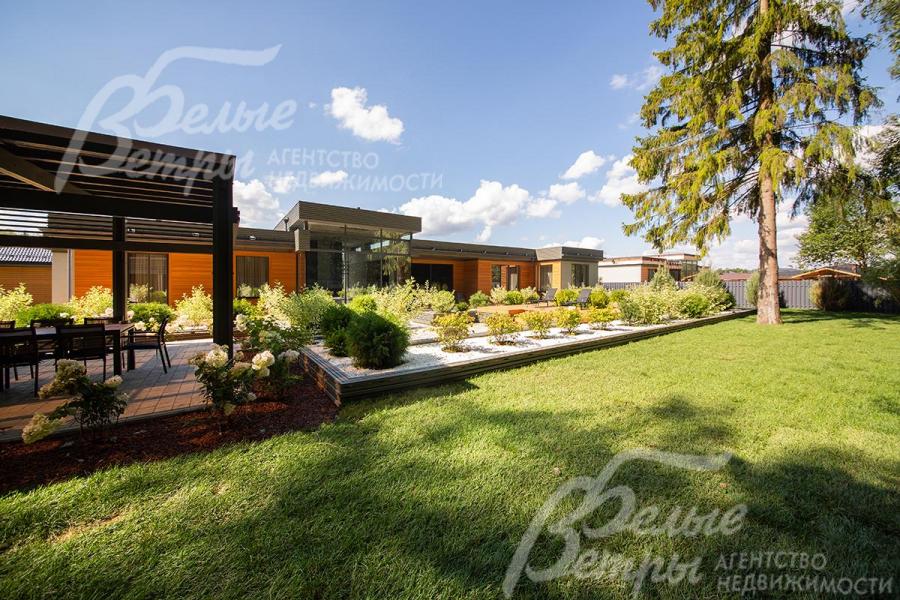 Высажен идеальный зелёный газом: на мягкую траву можно спуститьс с террас