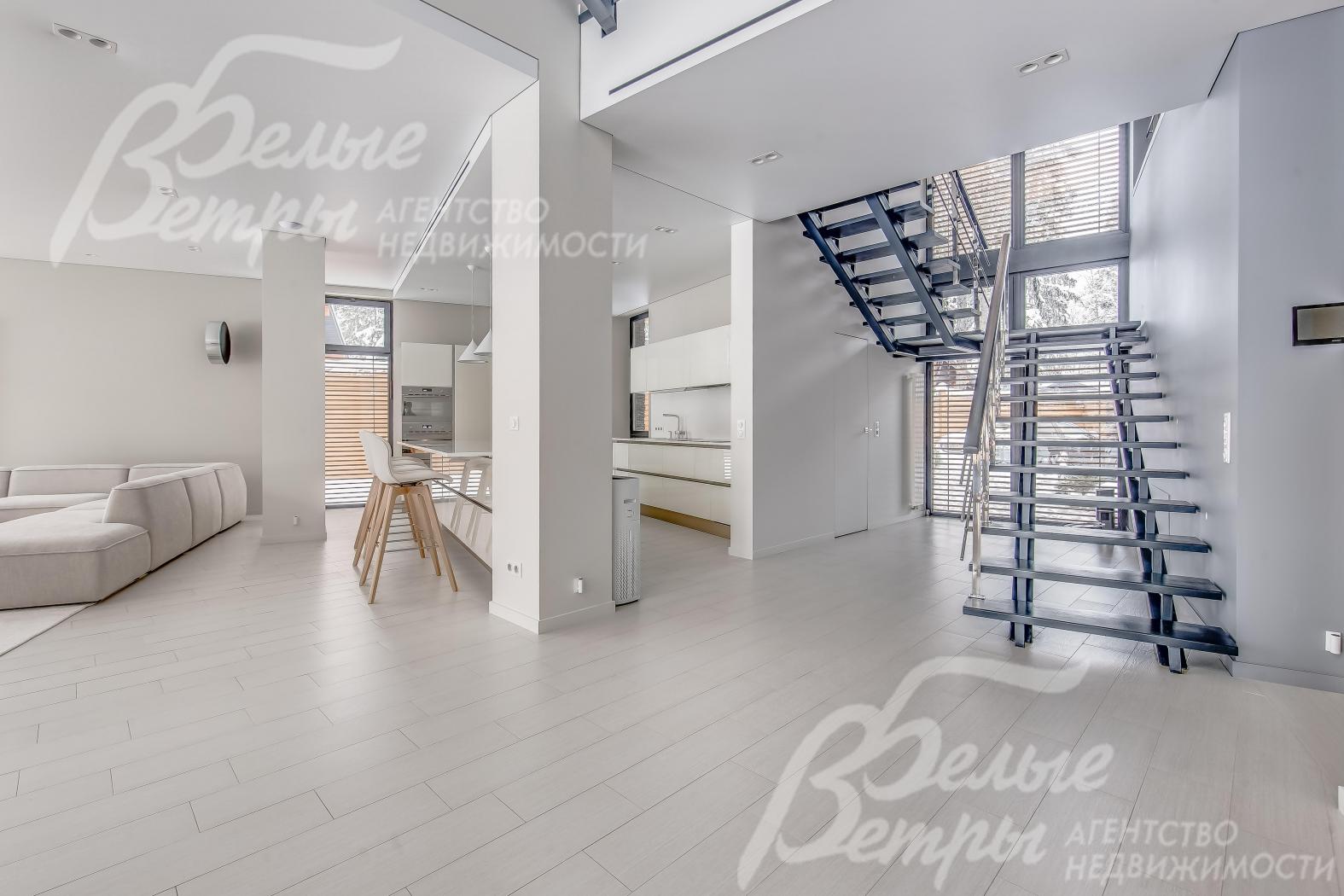 Лестничный марш: железный каркас, ступени деревянные Бук, поручни металлические хромированные