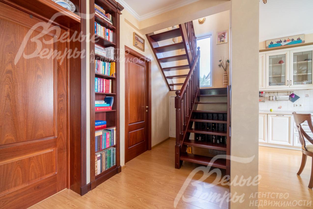 На второй этаж ведёт лестница из массива дуба