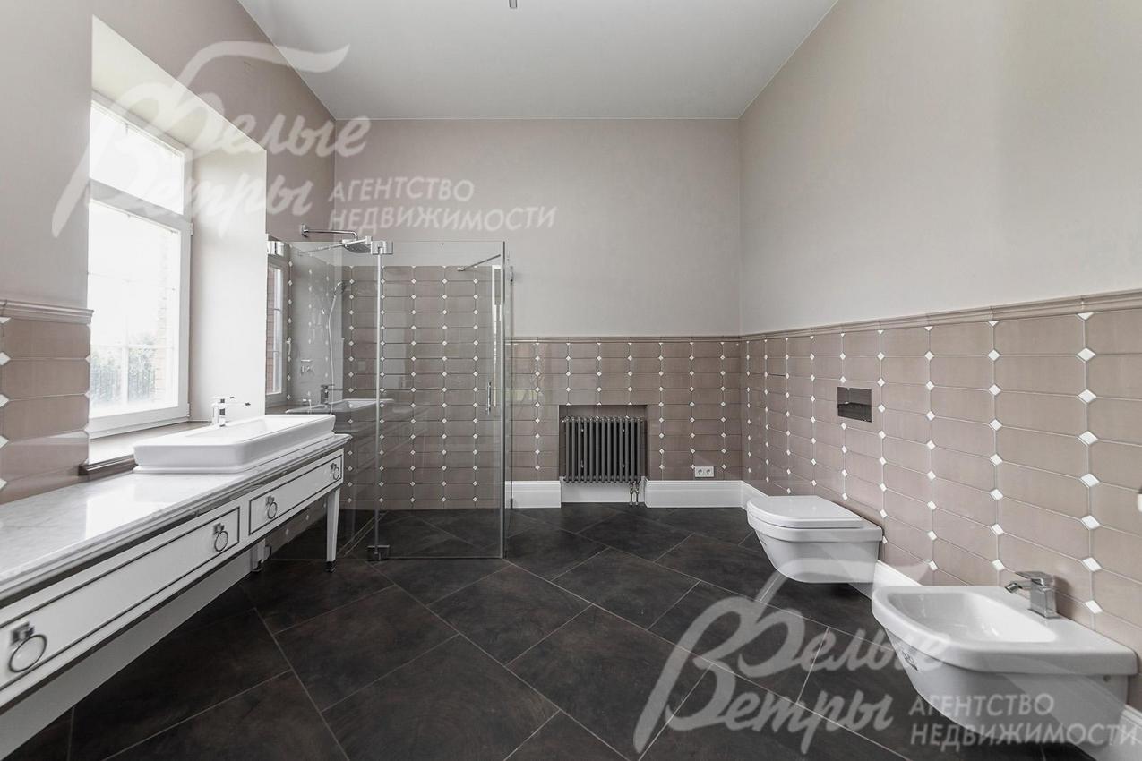 На стенах в санузлах плитка