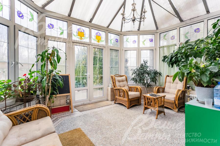 Застеклённый теплый зимний сад с выходом на участок 