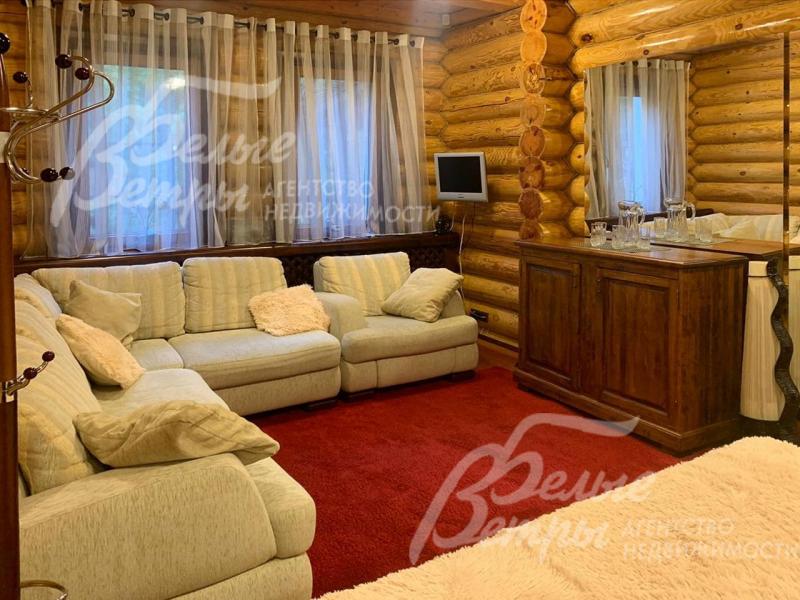 Большой угловой диван в спальне