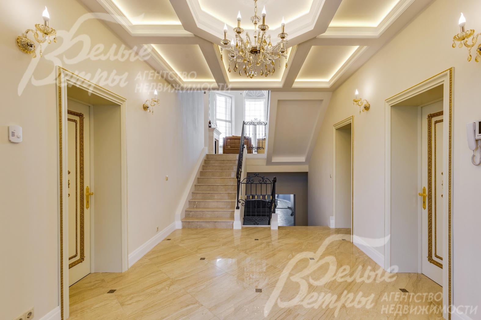 В доме выполнена современная дорогостоящая отделка, преимущественно в светлых тонах, в стиле ар-деко и элементами ампира