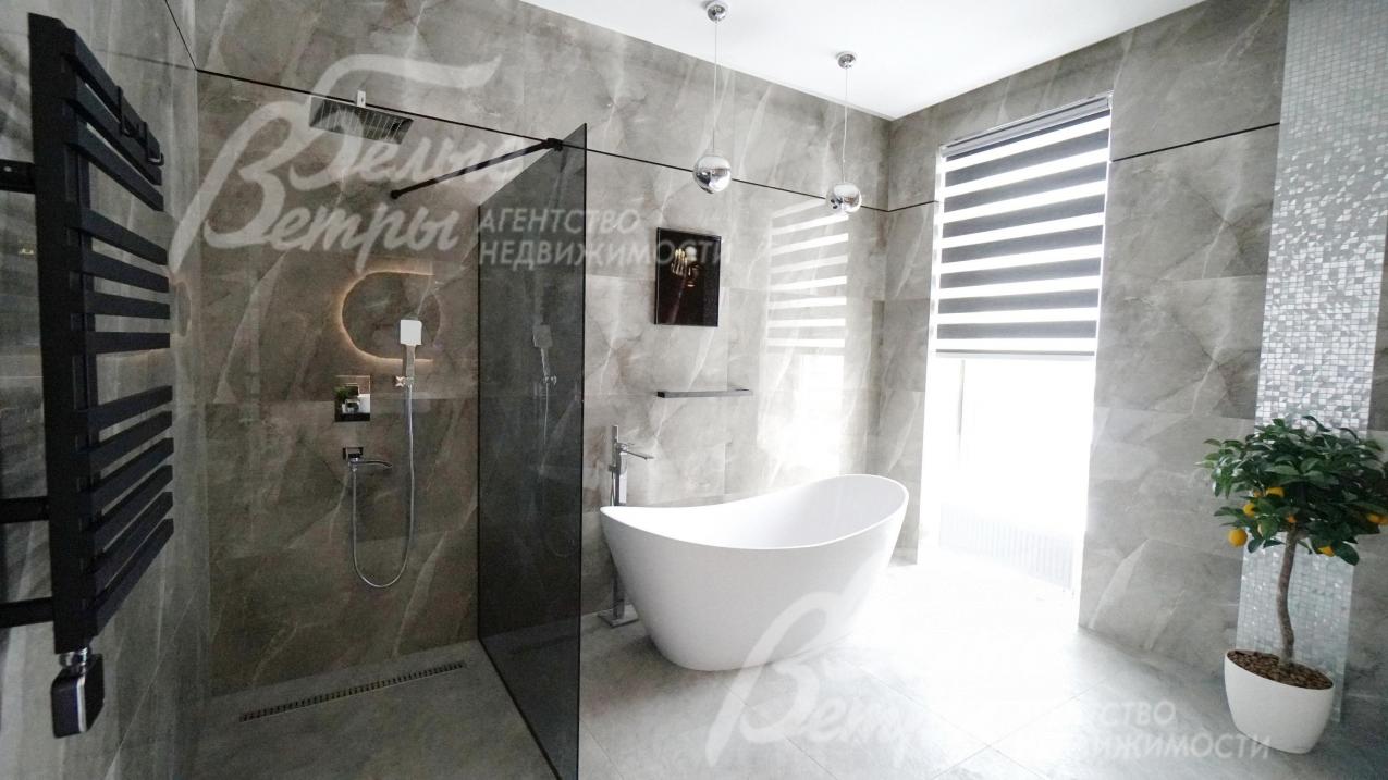 В санузле при мастер-спальне - и ванна и душевая кабина