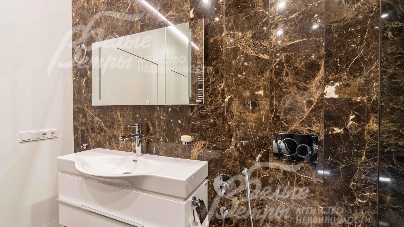 Отделка испанским мрамором Emperador Dark