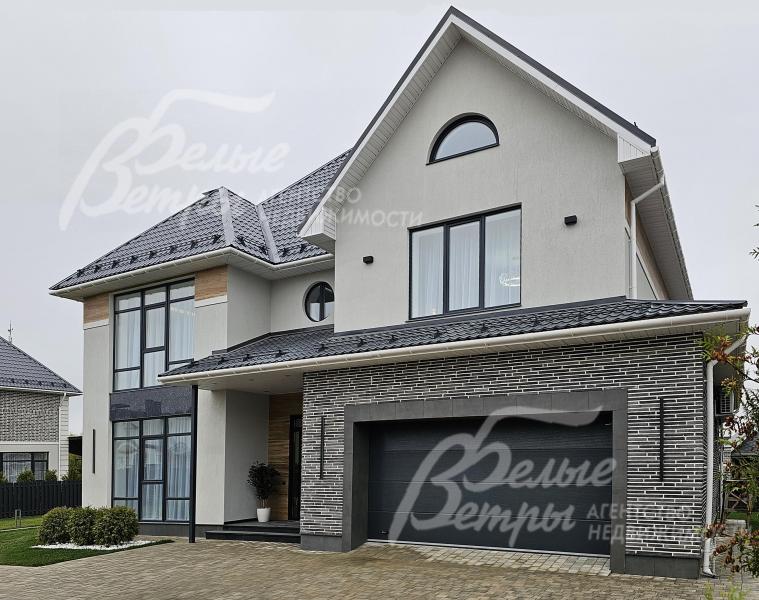 Элегантная внешняя отделка дома из колерованной штукатурки, плитки под кирпич и натурального гранита сочетается с панорамным остеклением